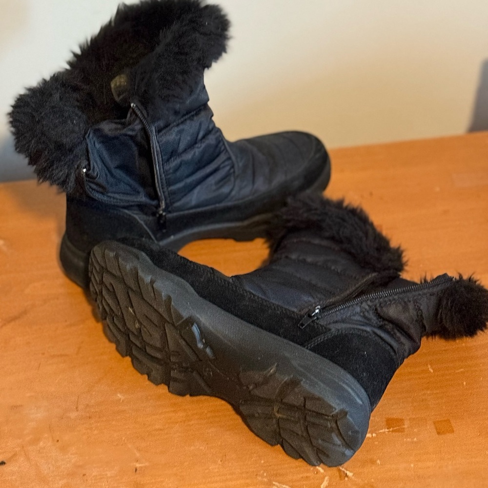 Cozy Black Fur-Trimmed Winter Boots
